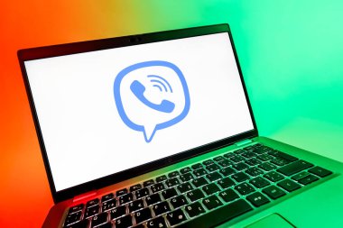 Prag, Çek Cumhuriyeti - 08 12 2025: Viber logosunu gösteren bir dizüstü bilgisayarın dinamik yakın çekimi. Viber aramalar, mesajlar ve medya paylaşımı için bir mesajlaşma uygulamasıdır.