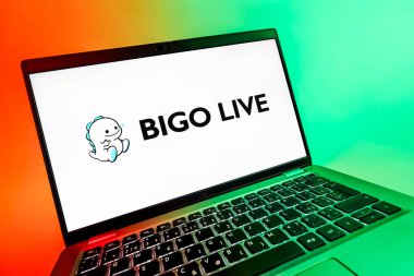 Prag, Çek Cumhuriyeti - 08 12 2025: Bigo Live logosunu gösteren bir dizüstü bilgisayarın dinamik yakın çekimi. Bigo Live canlı yayın ve sosyal etkileşim için bir platformdur.