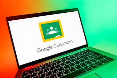 Prag, Çek Cumhuriyeti - 08 12 2025: Google Sınıfı logosunu gösteren bir dizüstü bilgisayarın dinamik yakın çekimi. Google Sınıfı, sınıfları ve eğitim içeriğini yönetmek için bir platformdur.