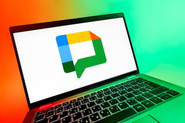 Prag, Çek Cumhuriyeti - 08 12 2025: Google Chat logosunu gösteren dinamik bir yakın plan. Google Chat mesajlaşma ve takım işbirliği için bir platformdur.