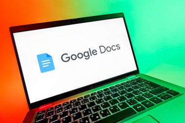 Prag, Çek Cumhuriyeti - 08 12 2025: Google Docs logosunu gösteren dinamik bir yakın plan. Google Docs metin belgeleri oluşturmak ve düzenlemek için bir platformdur.