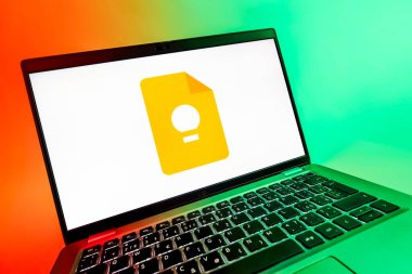 Prag, Çek Cumhuriyeti - 08 12 2025: Google Keep logosunu gösteren dinamik bir yakın plan. Google Keep notlar, listeler ve hatırlatıcılar için bir platformdur.