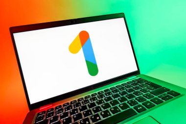 Prag, Çek Cumhuriyeti - 08 12 2025: Google One logosunu gösteren bir dizüstü bilgisayarın dinamik yakın çekimi. Google 1 bulut depolama ve abonelik hizmetleri için bir platformdur.