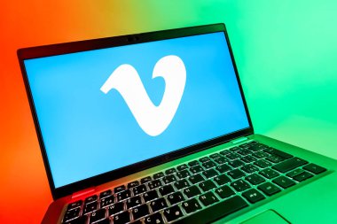 Prag, Çek Cumhuriyeti - 08 12 2025: Vimeo logosunu gösteren bir dizüstü bilgisayarın dinamik yakın çekimi. Vimeo, yüksek kaliteli video sunucu ve paylaşımı için bir platformdur.
