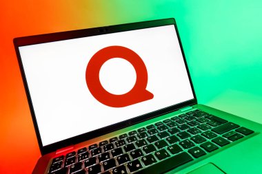 Prag, Çek Cumhuriyeti - 08 12 2025: Quora logosunu gösteren bir dizüstü bilgisayarın dinamik yakın çekimi. Quora soru sormak ve bilgi paylaşmak için bir platformdur..