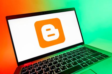 Prag, Çek Cumhuriyeti - 08 12 2025: Blogger logosunu gösteren bir dizüstü bilgisayarın dinamik yakın çekimi. Blogger blog oluşturma ve yayınlama için bir platformdur.