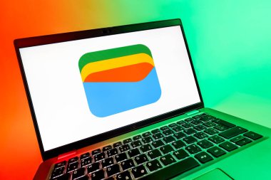 Prag, Çek Cumhuriyeti - 08 12 2025: Google Cüzdan logosunu gösteren dinamik bir yakın plan. Google Cüzdanı dijital ödeme yöntemlerini depolamak ve kullanmak için bir platformdur.