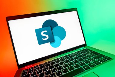 Prag, Çek Cumhuriyeti - 08 12 2025: Microsoft Sharepoint logosunu gösteren dinamik bir yakın plan. Microsoft Sharepoint işbirliği ve belge yönetimi için bir platformdur.