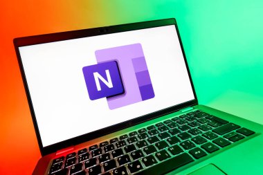 Prag, Çek Cumhuriyeti - 08 12 2025: Microsoft OneNote logosunu gösteren bir dizüstü bilgisayarın dinamik yakın çekimi. Microsoft OneNote not almak ve düzenlemek için bir platformdur.