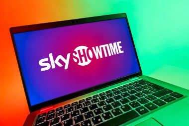 Prag, Çek Cumhuriyeti - 08 12 2025: SkyShowtime logosunu gösteren dinamik bir yakın plan. SkyShowtime, sinema ve televizyon dizileri için bir yayın platformudur..