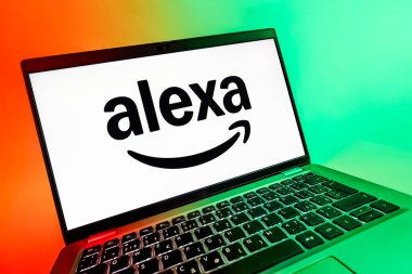 Prag, Çek Cumhuriyeti - 08 12 2025: Alexa logosunu gösteren bir dizüstü bilgisayarın dinamik yakın çekimi. Alexa akıllı aygıtlar ve servisler için ses asistanıdır.