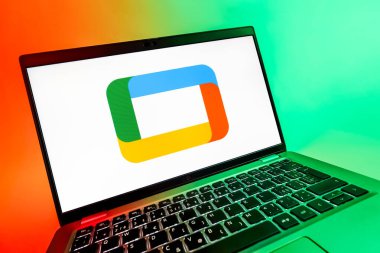 Prag, Çek Cumhuriyeti - 08 12 2025: Google TV logosunu gösteren bir dizüstü bilgisayarın dinamik yakın çekimi. Google TV film, program ve uygulamalar için bir platformdur..