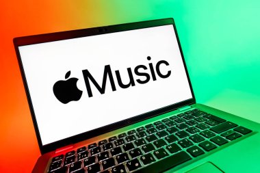 Prag, Çek Cumhuriyeti - 08 12 2025: Apple Music logosunu gösteren bir dizüstü bilgisayarın dinamik yakın çekimi. Apple Music müzik için bir platformdur..