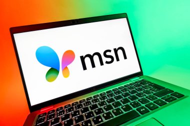 Prag, Çek Cumhuriyeti - 08 12 2025: MSN logosunu gösteren dinamik bir yakın plan. MSN haber, e-posta ve çevrimiçi hizmetler için bir platformdur.