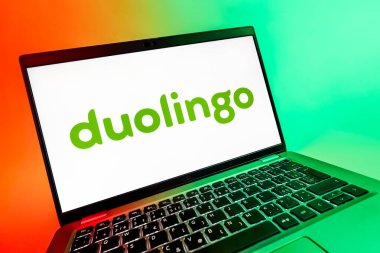 Prag, Çek Cumhuriyeti - 08 12 2025: Duolingo logosunu gösteren dinamik bir yakın plan. Duolingo interaktif olarak dil öğrenmek için bir platformdur..