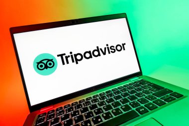 Prag, Çek Cumhuriyeti - 08 12 2025: TripDanışman logosunu gösteren bir dizüstü bilgisayarın dinamik yakın çekimi. Seyahat danışmanı seyahat değerlendirmeleri, rezervasyonlar ve tavsiyeler için bir platformdur..