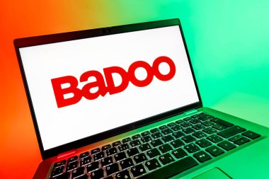 Prag, Çek Cumhuriyeti - 08 12 2025: Badoo logosunu gösteren bir dizüstü bilgisayarın dinamik yakın çekimi. Badoo insanlarla tanışmak ve iletişim kurmak için bir randevu uygulaması..