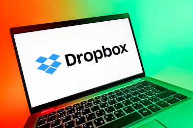 Prag, Çek Cumhuriyeti - 08 12 2025: Dropbox logosunu gösteren bir dizüstü bilgisayarın dinamik yakın çekimi. Dropbox bulut depolama ve dosya paylaşımı için bir platformdur.