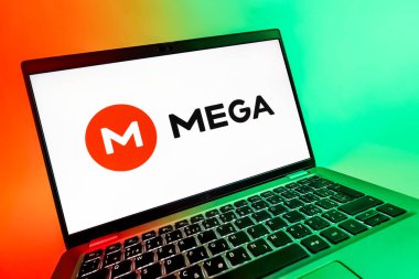 Prag, Çek Cumhuriyeti - 08 12 2025: Mega logosunu gösteren bir dizüstü bilgisayarın dinamik yakın çekimi. Mega şifreli dosya paylaşımı ile bulut depolama platformu.