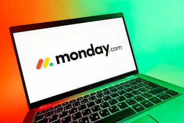 Prag, Çek Cumhuriyeti - 08 12 2025: Monday.com logosunu gösteren bir bilgisayarın dinamik yakın çekimi. Monday.com proje yönetimi ve takım işbirliği için bir platformdur.