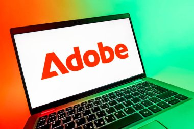 Prag, Çek Cumhuriyeti - 08 12 2025: Adobe logosunu gösteren bir dizüstü bilgisayarın dinamik yakın çekimi. Adobe yaratıcı araçlar ve hizmetler sunan bir yazılım şirketidir..