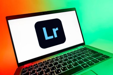 Prag, Çek Cumhuriyeti - 08 12 2025: Lightroom logosunu gösteren dinamik bir yakın plan. Lightroom fotoğraf düzenleme ve yönetim için bir yazılımdır..
