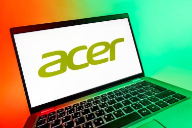 Prag, Çek Cumhuriyeti - 08 12 2025: Acer logosunu gösteren bir dizüstü bilgisayarın dinamik yakın çekimi. Acer bilgisayar ve elektronik üreten bir teknoloji şirketidir..
