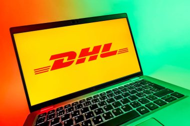 Prag, Çek Cumhuriyeti - 08 12 2025: DHL logosunu gösteren dinamik bir yakın plan. DHL uluslararası nakliye hizmeti sunan bir lojistik şirketidir..