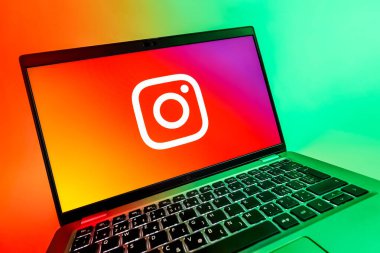 Prag, Çek Cumhuriyeti - 08 12 2025: Instagram logosunu gösteren dinamik bir yakın plan. Instagram fotoğraf ve video paylaşımı için bir sosyal medya platformudur..