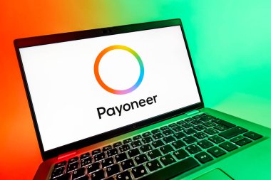Prag, Çek Cumhuriyeti - 08 12 2025: Payonez logosunu gösteren bir dizüstü bilgisayarın dinamik yakın çekimi. Paeveryone, küresel online ödemeler ve para transferleri için bir platformdur.