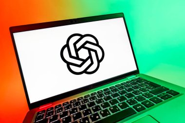 Prag, Çek Cumhuriyeti - 08 12 2025: OpenAI logosunu gösteren dinamik bir yakın plan. OpenAI, yapay zeka modelleri ve uygulamaları geliştiren bir platformdur..