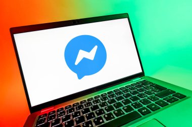 Prag, Çek Cumhuriyeti - 08 12 2025: Haberci logosunu gösteren dinamik bir yakın plan. Haberci Facebook 'ta mesajlaşma ve sohbet için bir platformdur.