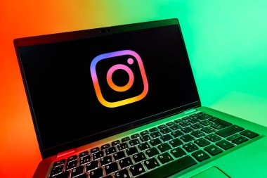 Prag, Çek Cumhuriyeti - 08 12 2025: Instagram logosunu gösteren dinamik bir yakın plan. Instagram fotoğraf ve video paylaşımı için bir sosyal medya platformudur..