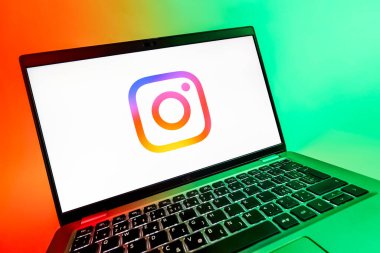 Prag, Çek Cumhuriyeti - 08 12 2025: Instagram logosunu gösteren dinamik bir yakın plan. Instagram fotoğraf ve video paylaşımı için bir sosyal medya platformudur..