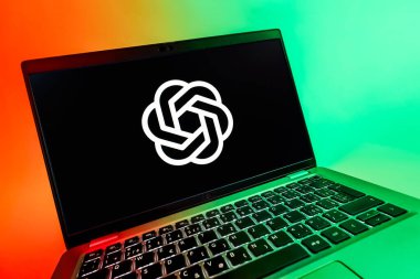 Prag, Çek Cumhuriyeti - 08 12 2025: OpenAI logosunu gösteren dinamik bir yakın plan. OpenAI, yapay zeka modelleri ve uygulamaları geliştiren bir platformdur..