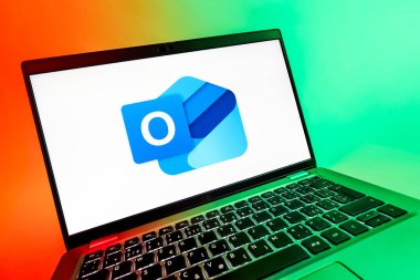 Prag, Çek Cumhuriyeti - 08 12 2025: Outlook logosunu gösteren bir bilgisayarın dinamik yakın çekimi. Outlook iletileri göndermek ve yönetmek için bir e- posta platformudur.