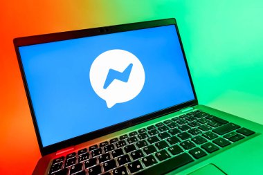 Prag, Çek Cumhuriyeti - 08 12 2025: Haberci logosunu gösteren dinamik bir yakın plan. Haberci Facebook 'ta mesajlaşma ve sohbet için bir platformdur.