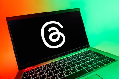 Prag, Çek Cumhuriyeti - 08 12 2025: İplik logosunu gösteren bir dizüstü bilgisayarın dinamik yakın çekimi. Tartışmalar, kısa gönderileri ve güncellemeleri paylaşmak için bir sosyal medya platformudur.