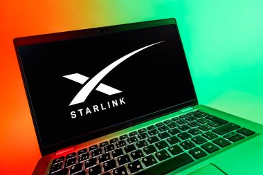 Prag, Çek Cumhuriyeti - 08 12 2025: Starlink logosunu gösteren bir dizüstü bilgisayarın dinamik yakın çekimi. Starlink küresel bağlantı sağlayan bir uydu internet hizmetidir.
