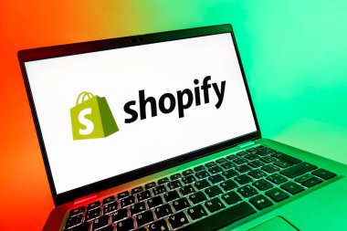 Prag, Çek Cumhuriyeti - 08 12 2025: Shopify logosunu gösteren dinamik bir yakın plan. Shopify çevrimiçi mağazalar oluşturmak ve yönetmek için bir platformdur.