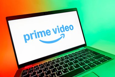 Prag, Çek Cumhuriyeti - 08 12 2025: Prime video logosunu gösteren bir dizüstü bilgisayarın dinamik yakın çekimi. Asal video, filmler ve TV programları için bir yayın platformudur..