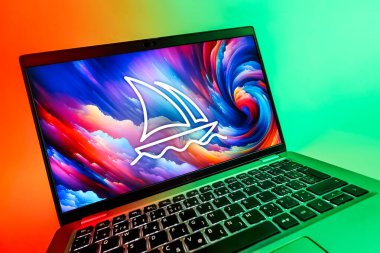 Prag, Çek Cumhuriyeti - 08 12 2025: Midtrip logosunu gösteren bir dizüstü bilgisayarın dinamik yakın çekimi. Midtrip yapay zeka ürünü resimler ve sanat için bir platformdur..