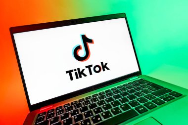 Prag, Çek Cumhuriyeti - 08 12 2025: TikTok logosunu gösteren dinamik bir yakın plan. TikTok kısa, yaratıcı ve viral video platformu.