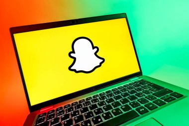 Prag, Çek Cumhuriyeti - 08 12 2025: Snapchat logosunu gösteren dinamik bir yakın plan. Snapchat fotoğraf, video ve geçici mesajlar göndermek için bir uygulamadır.