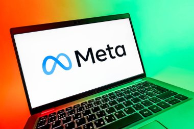 Prag, Çek Cumhuriyeti - 08 12 2025: Meta logosunu gösteren dinamik bir yakın plan. Meta, Facebook ve Instagram gibi sosyal platformlar sunan bir şirket..