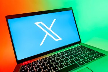 Prag, Çek Cumhuriyeti - 08 12 2025: X logosunu gösteren bir dizüstü bilgisayarın dinamik yakın çekimi. X, kısa gönderileri ve güncellemeleri paylaşmak için bir platformdur.