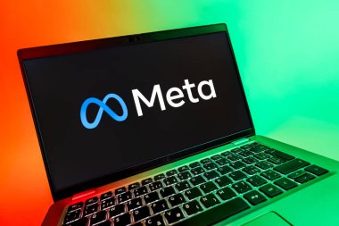 Prag, Çek Cumhuriyeti - 08 12 2025: Meta logosunu gösteren dinamik bir yakın plan. Meta, Facebook ve Instagram gibi sosyal platformlar sunan bir şirket..