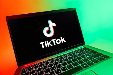 Prag, Çek Cumhuriyeti - 08 12 2025: TikTok logosunu gösteren dinamik bir yakın plan. TikTok kısa, yaratıcı ve viral video platformu.