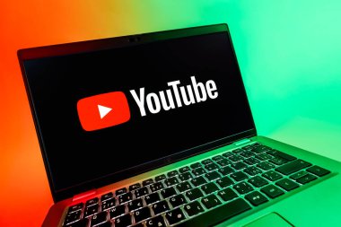 Prag, Çek Cumhuriyeti - 08 12 2025: Youtube logosunu gösteren bir bilgisayarın dinamik yakın çekimi. Youtube dünya çapında videoları izlemek ve paylaşmak için bir platform.