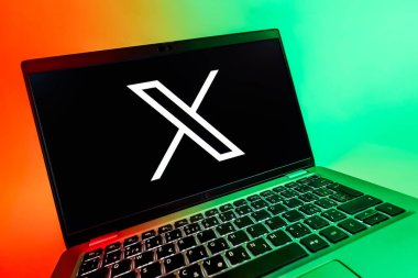 Prag, Çek Cumhuriyeti - 08 12 2025: X logosunu gösteren bir dizüstü bilgisayarın dinamik yakın çekimi. X, kısa gönderileri ve güncellemeleri paylaşmak için bir platformdur.